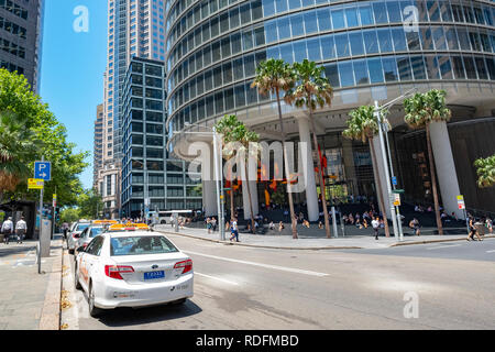 Verbogene Street in Sydney Stadtzentrum mit dem Taxi warten Autos und keine 1 Bligh Straße Bürogebäude an einem heissen Sommertag, Sydney, Australien Stockfoto