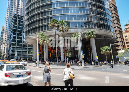 Verbogene Street in Sydney Stadtzentrum mit dem Taxi warten Autos und keine 1 Bligh Straße Bürogebäude an einem heissen Sommertag, Sydney, Australien Stockfoto