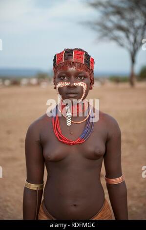 Junge Hamar Frauen mit Gesichts Gemälde, bunte Halsketten und Kopf Verzierung, Omo-tal, südlichen Äthiopien, Afrika Stockfoto