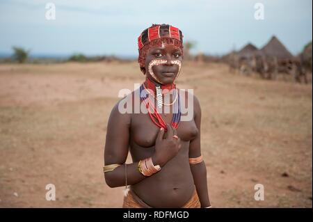 Junge Hamar Frauen mit Gesichts Gemälde, bunte Halsketten und Kopf Verzierung, Omo-tal, südlichen Äthiopien, Afrika Stockfoto