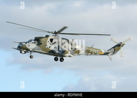 Der tschechischen Luftwaffe Mil Mi-35 Hind Kampfhubschrauber Landung in Wattisham Flugplatz in Suffolk, während auf dem Weg zu einer Air Show in Schottland. Stockfoto