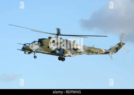 Der tschechischen Luftwaffe Mil Mi-35 Hind Kampfhubschrauber Landung in Wattisham Flugplatz in Suffolk, während auf dem Weg zu einer Air Show in Schottland. Stockfoto