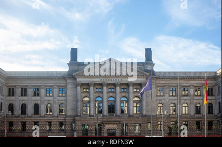 Berlin, Bundesrat Gebäude unter Deutschen bewölkter Himmel Hintergrund. Preußische Oberhaus in Aussicht. Stockfoto