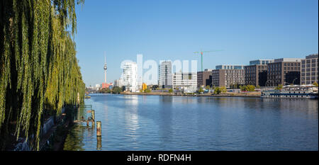 Spree östlich von Berlin, Deutschland. Industriegebiet, berühmten Fernsehturm und Oberbaumbrücke. Panoramaaussicht, Banner. Stockfoto