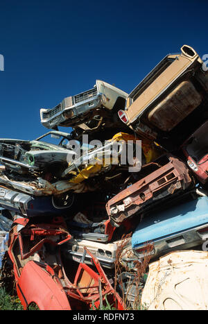 Gestapelten Autowracks am Schrottplatz, USA Stockfoto