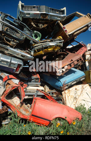 Gestapelten Autowracks am Schrottplatz, USA Stockfoto