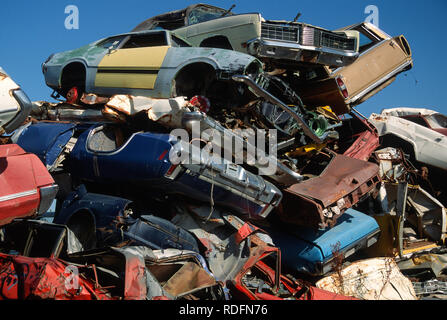 Gestapelten Autowracks am Schrottplatz, USA Stockfoto