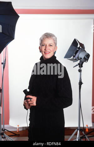 Frau professionelle Fotografin in ihrem Studio, USA 1990 Stockfoto