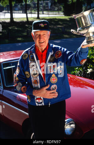 Preisgekrönte senior Autoenthusiast stellt mit seinem Oldtimer Automobil, USA Stockfoto