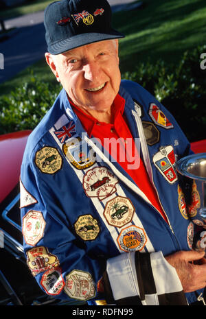 Preisgekrönte senior Autoenthusiast stellt mit seinem Oldtimer Automobil, USA Stockfoto