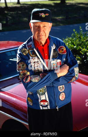 Preisgekrönte senior Autoenthusiast stellt mit seinem Oldtimer Automobil, USA Stockfoto