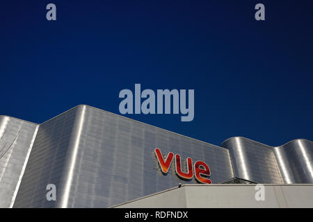 Modernes Gebäude außen mit Aluminium-Regenschirm Verkleidung, Sonnenlicht reflektiert von gebogenen Aluminium Schindeln in Bury Stadtzentrum, lancashire uk Stockfoto