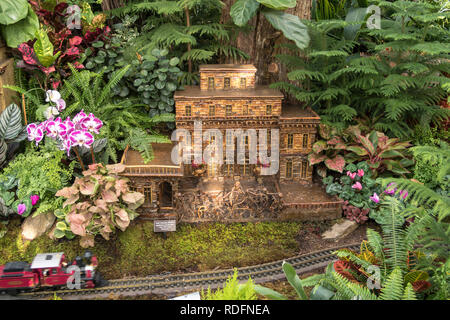 Die Holiday Train Show im Enid A. Haupt Wintergarten ist eine saisonale Tradition an der New York Botanical Garden, der Bronx, New York City, USA Stockfoto