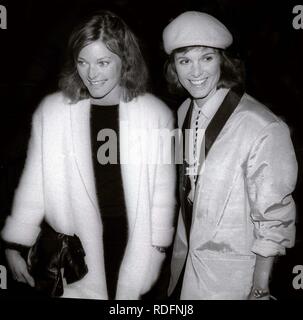 Jane Curtin und Susanne St. James in Studio 54 1977 Foto von Adam Schädel/PHOTOlink/MediaPunch Stockfoto