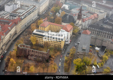 Berlin, Deutschland - 11 November 2018. Blick über Berlin, mit der Ruine der Franziskaner-Klosterkirche, regionale Gericht Landgericht Berlin, Kultur Stockfoto