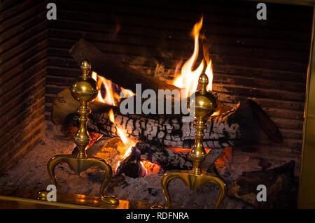 Schließen Sie herauf Bild der realen brennen Brennholz in gemütlichen Kamin an Kabine oder Wohnung im Winter Weihnachten und Reisen Hintergrund und Entspannung Konzept. Stockfoto