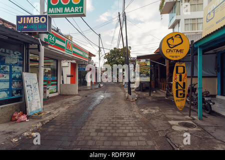Denpasar, Indonesien - 03. August 2015: Straße von Kuta mit lokalen Geschäften und Dienstleistungen der Vermietung für Touristen, Kuta ist Teil von Denpasar Stockfoto