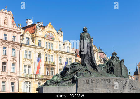 Prag die Jan Hus Denkmal von Ladislav Šaloun Monument, das sich in der Altstadt Platz Staroměstské náměstí Prag Tschechische Republik Europa Stockfoto