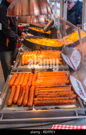 Deutsche Würstchen auf Verkauf an der Straße am Weihnachtsmarkt im Stadtzentrum von Wien, Österreich. Stockfoto