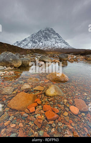 Schottische Berg Buachaille Etive Mòr und Wasserfall auf dem Fluss Coupall im Winter im Glen Etive in der Nähe von Glencoe in den Highlands von Schottland, Großbritannien Stockfoto