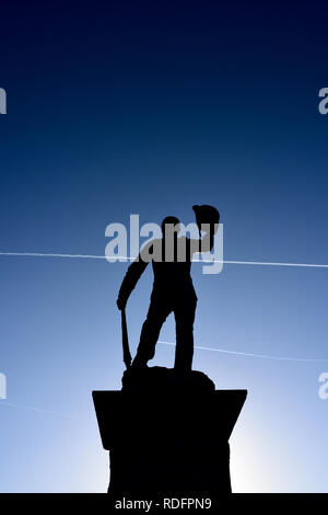 Lancashire Fusiliers Boer war Memorial, hinterleuchtete Silhouette der Soldaten mit blauem Hintergrund und Kontrasten, Zeitsequenz, Grabe lancashire uk Stockfoto