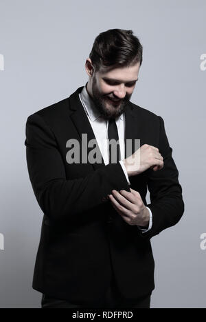 Ernsthafte Geschäftsmann sein Cuff Link auf der Hülle der Shirt Stockfoto