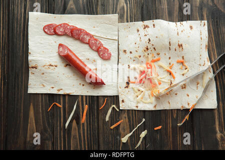 Salami und Eingelegter Kohl auf ein Fladenbrot. Foto mit Kopie Raum Stockfoto