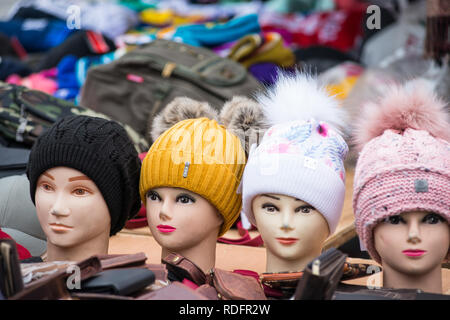 Mannequin Heads mit wolligen Mützen am Wiener Naschmarkt Linke Wienzeile Flohmarkt Antikmarkt. Österreich. Stockfoto