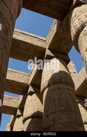 Die mächtigen Säulen oder Spalten der antiken Tempel Komplex der Opern Air Museum in Karnak in Luxor, Ägypten Stockfoto