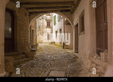 Gebäude in der historischen Hill Village von Oprtalj in Istrien, Kroatien Stockfoto