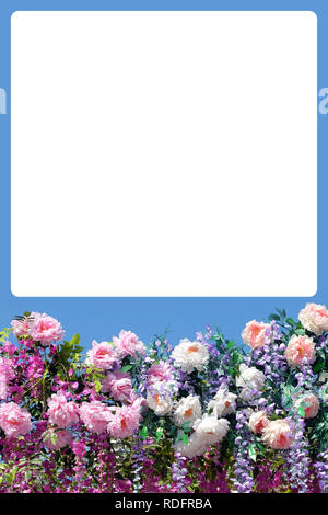 Grußkarte. Dekoration aus vielen Frühlingsblumen an der Unterseite isoliert und weiße Leerzeichen über für jeden Text zu weißen vertikalen viewevent Stockfoto