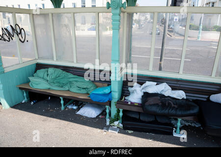 Schlafsäcke von homless Leute an der Strandpromenade Unterkunft Links auf hte Promenade in Brighton, UK. Stockfoto