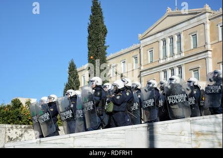 Polizisten gesehen werden stehend auf Guard außerhalb des griechischen Parlaments, während die Lehrer protestieren in Athen. Lehrer aus ganz Griechenland gegen ein neues Gesetz zur Regelung für die Ernennung/Einstellung der ständigen Lehrpersonal in das öffentliche Schulsystem in Athen, Griechenland. Stockfoto