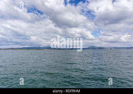 Bewölkter Himmel über der Mündung des Flusses Sado in der Nähe von Setúbal, Portugal Stockfoto