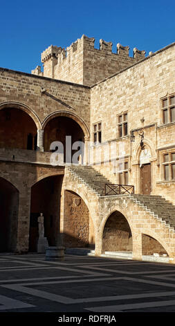 Dieses Gebäude war früher das Krankenhaus der Ritter von St. John in der Zeit der Kreuzzüge und ist heute ein archäologisches Museum Stockfoto