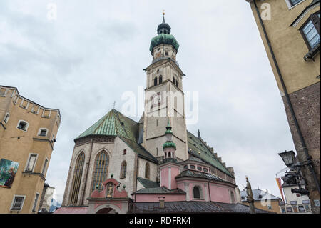 Der Pfarrkirche St Nicolas Stadtpfarrkirche auf dem zentralen Platz Oberer Stadtplatz, dem Herzen der Stadt Hall in Tirol, Österreich Stockfoto