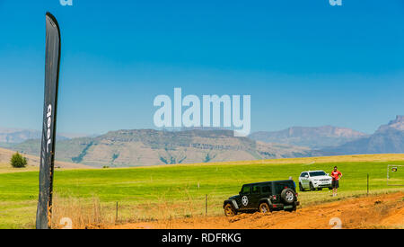 Harrismith, Südafrika - 02 Oktober 2015: 4x4 Mud Fahrertraining im Camp Jeep in den Drakensbergen Stockfoto