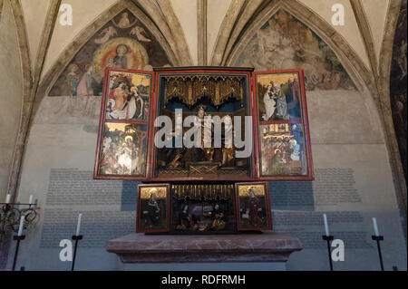Herrlichen Spätgotischen Altar aus Holz aus dem 15. Jahrhundert in der Kapelle von St. Magdalena, heute ein Kriegsdenkmal Kapelle - Hall in Tirol Österreich Stockfoto