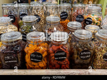 Frische Lebensmittel in Gläsern im Campo de Ourique Markt in Lissabon, Portugal. Stockfoto