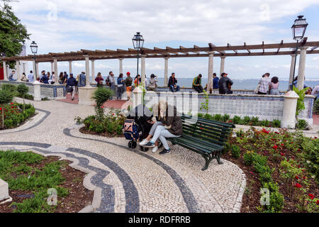 Touristen am Miradouro de Santa Luzia in Lissabon, Portugal Stockfoto