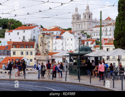 Touristen am Miradouro das Portas do Sol in Lissabon, Portugal Stockfoto