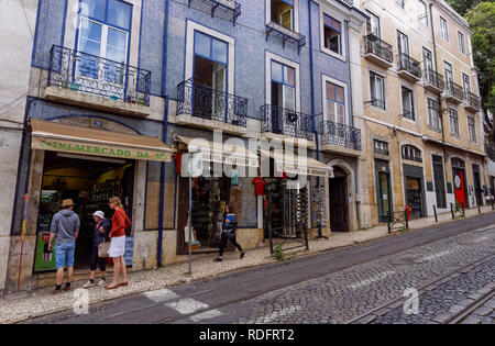 Gebäude, typisch für die Pombalinischen Stil im Stadtteil Alfama in Lissabon, Portugal Stockfoto