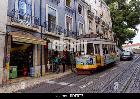 Klassische Straßenbahnlinie 28 im Stadtteil Alfama in Lissabon, Portugal Stockfoto