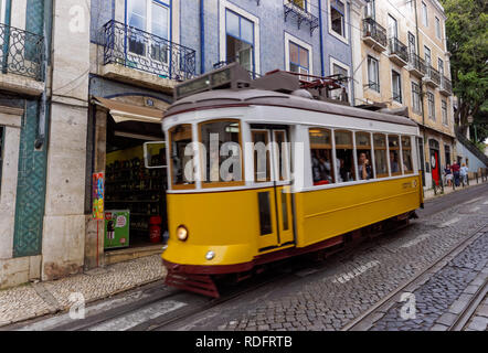Klassische Straßenbahnlinie 28 im Stadtteil Alfama in Lissabon, Portugal Stockfoto