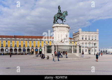 Touristen und Geschäftsreisende, die Reiterstatue des von König José I am Praça do Comércio in Lissabon, Portugal Stockfoto