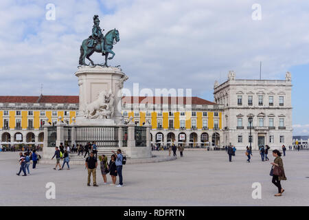 Touristen und Geschäftsreisende, die Reiterstatue des von König José I am Praça do Comércio in Lissabon, Portugal Stockfoto