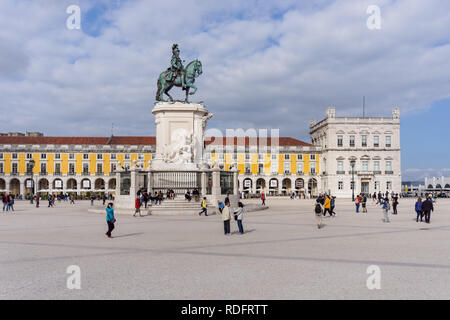 Touristen und Geschäftsreisende, die Reiterstatue des von König José I am Praça do Comércio in Lissabon, Portugal Stockfoto