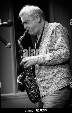 Chris Gumbley spielen alto sax im Dom Hotel, Lichfield Stockfoto