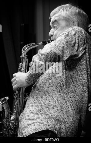 Chris Gumbley spielen alto sax im Dom Hotel, Lichfield Stockfoto