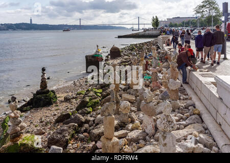 Man stapeln Steine am Ufer des Tejo in Lissabon, Portugal Stockfoto